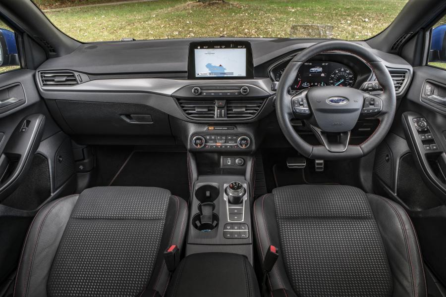 Торпедо Ford Focus ST-Line 2018 года  (UK) (фото 29 из 42)